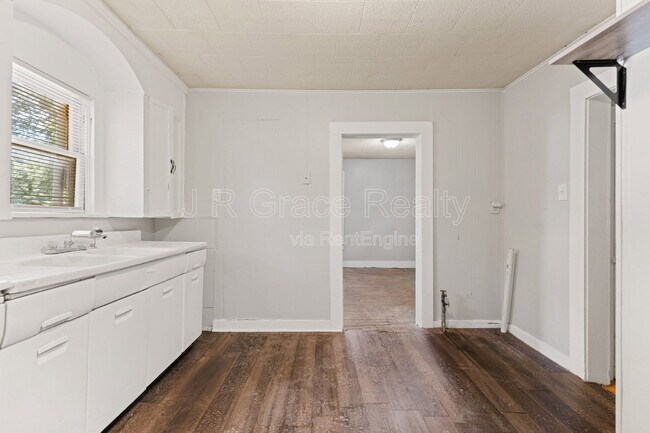 Building Photo - 802 W Navasota St