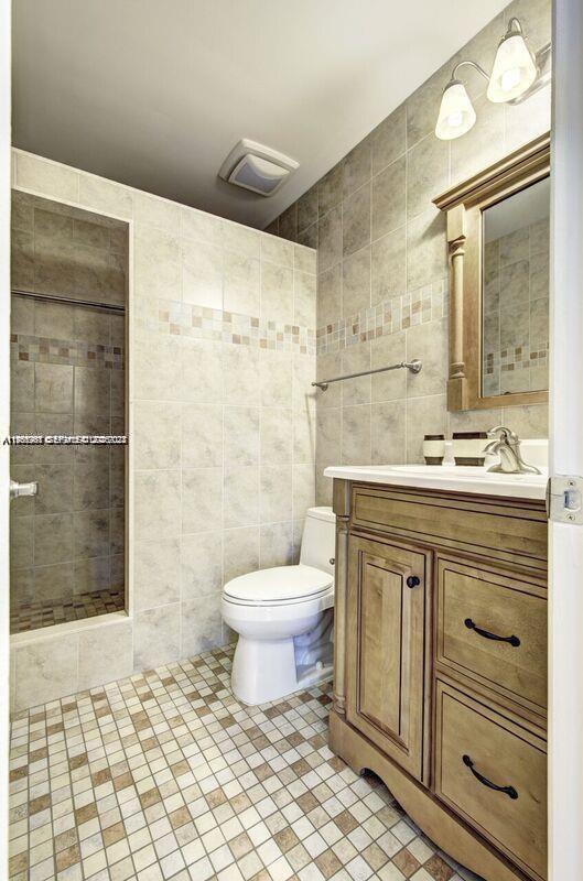 Building Photo - 221 SE 9th Ave