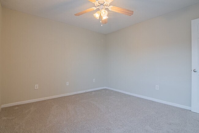 Building Photo - Updated 3 Bedroom Ranch