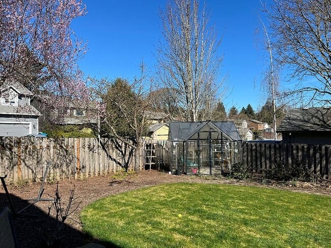 Building Photo - Furnished 3 Bedroom. 2.5 Bath Home in Dundee- Utilities Included