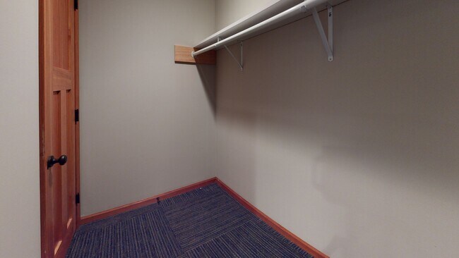 Building Photo - 1018 16th Ave SE