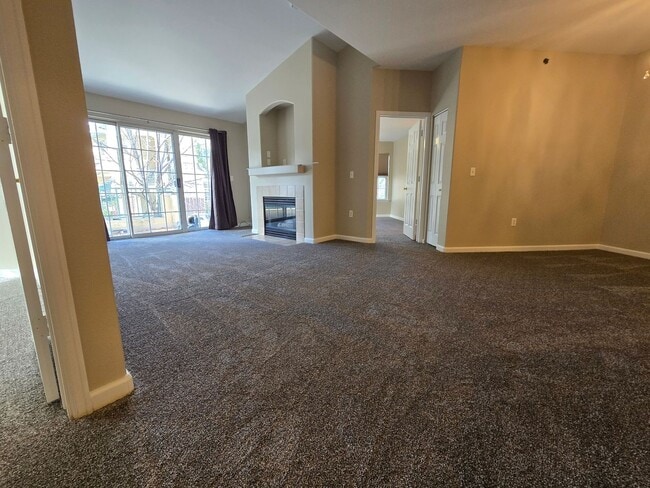 Building Photo - Fresh 2 bedroom, 2 bathroom condo located in Meadows on the Parkway in the heart of Boulder.