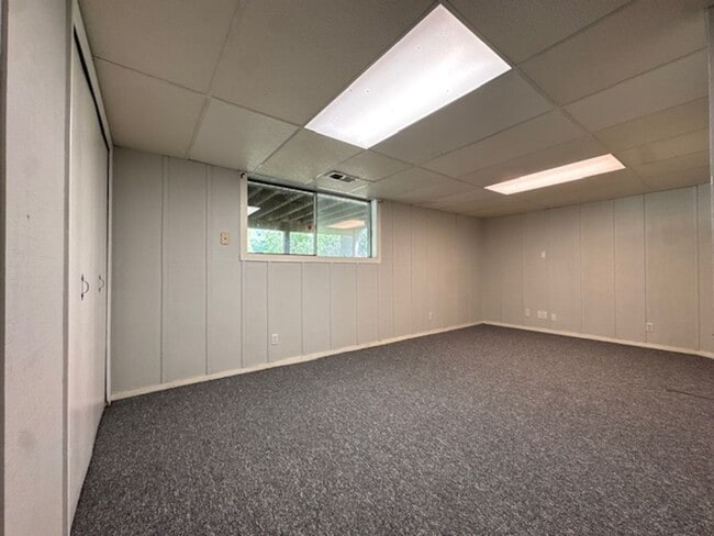 Building Photo - 552 N Country Club Rd