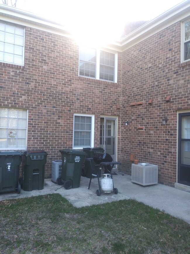 Building Photo - Darling Townhouse in Willow Terrace - ready for you to move in!