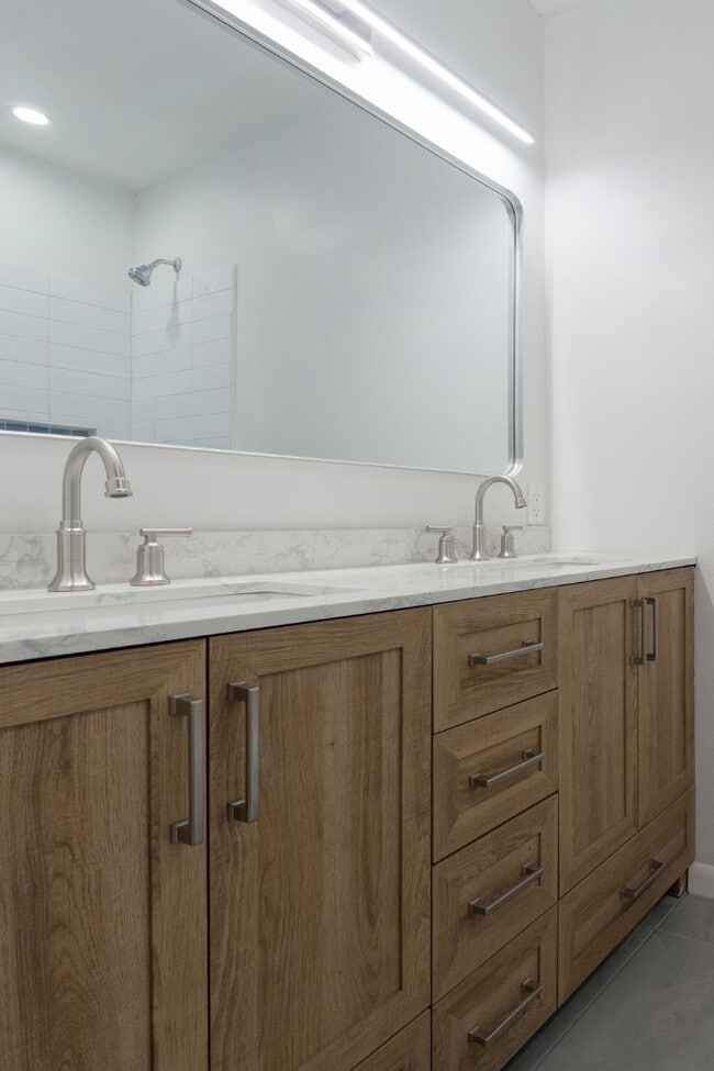 Building Photo - 1802 Janis Dr