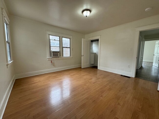 Building Photo - Large centrally located unit with shared yard