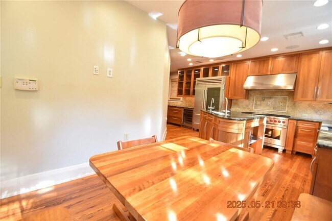 Building Photo - 810 S Packwood Ave