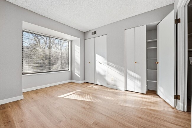 Building Photo - Updated 2 bed / 1 bath home in Lakewood!