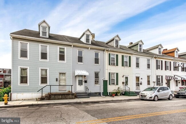 Building Photo - 3 Bedroom Home with High Ceilings & Natural Light!
