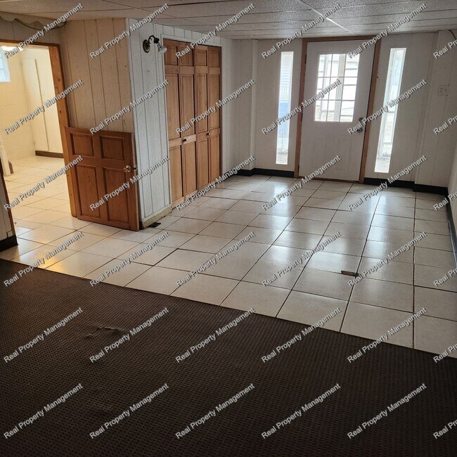 Building Photo - Three Bedroom With Oversized Garage