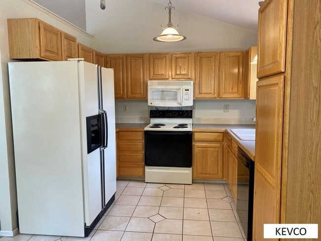 Building Photo - Light & Bright End Unit Townhouse!