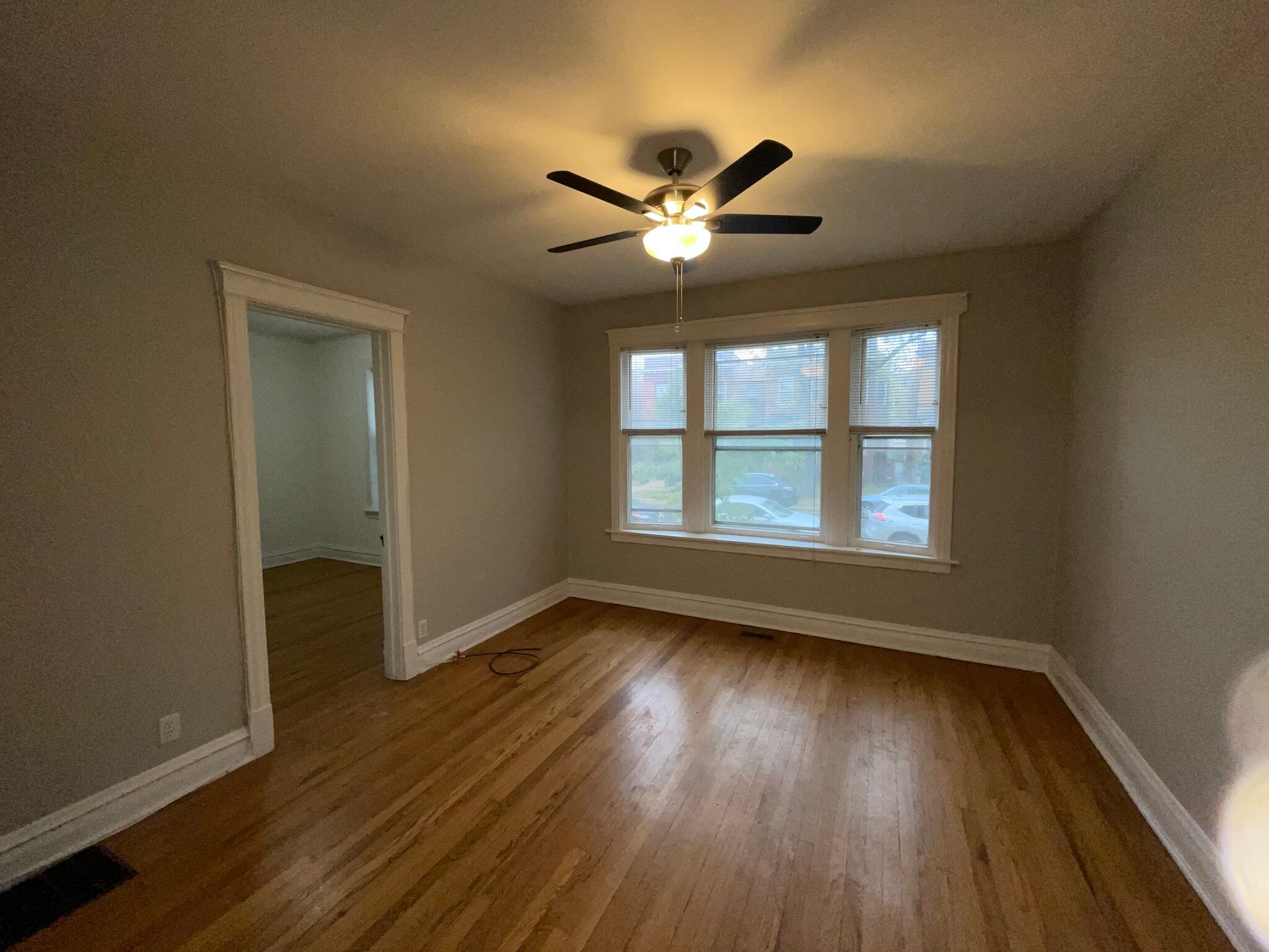 Building Photo - 1721 W Farragut Ave