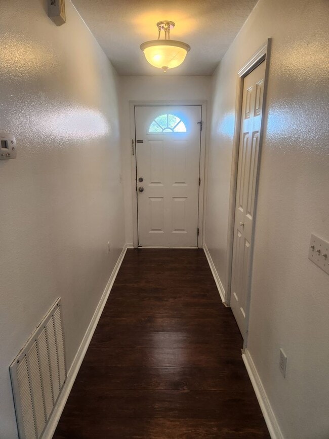 Building Photo - Location...Location..Comfortable 3 Bedroom...
