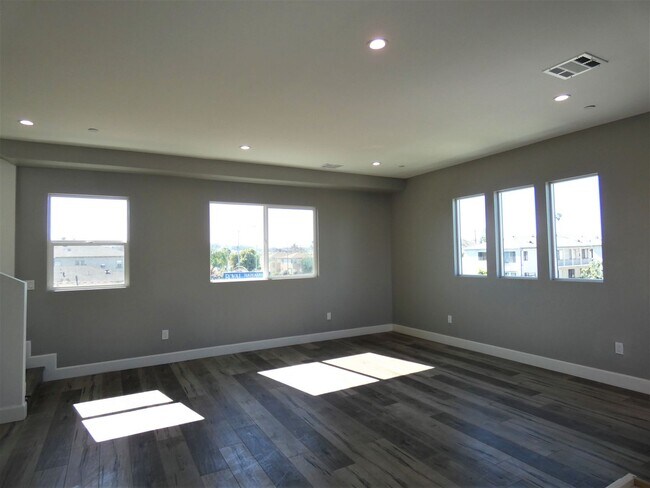 Building Photo - 1628 S La Brea Ave