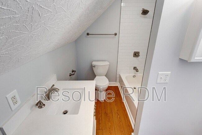 Building Photo - 743 Cottage Ave