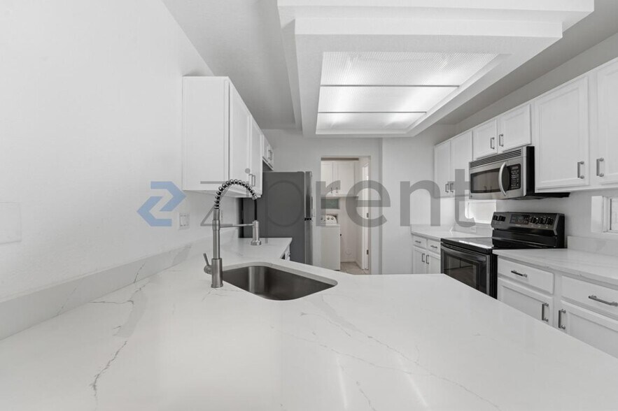 Building Photo - 17606 N 17th Pl