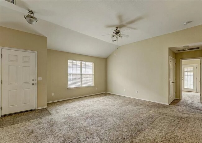 Building Photo - Gorgeous 3 bedroom 2 Bath and 2 Car Home in the Heart of Yukon