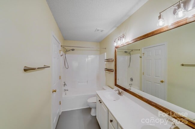 Building Photo - 15021 Deshler Ct