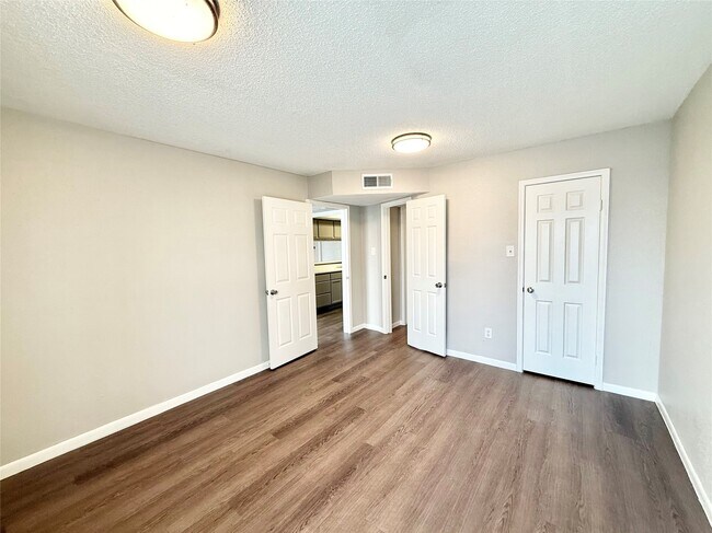 Building Photo - 2816 S Bartell Dr