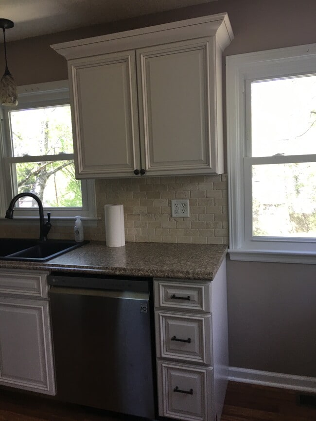 Building Photo - 1009 E High St