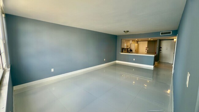 Building Photo - Spacious One Bedroom Two Bath Condo with Parking at Buckley Towers in North Miami Beach