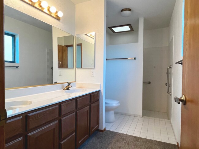 Building Photo - Unfurnished Long Term House! Price Adjustm...