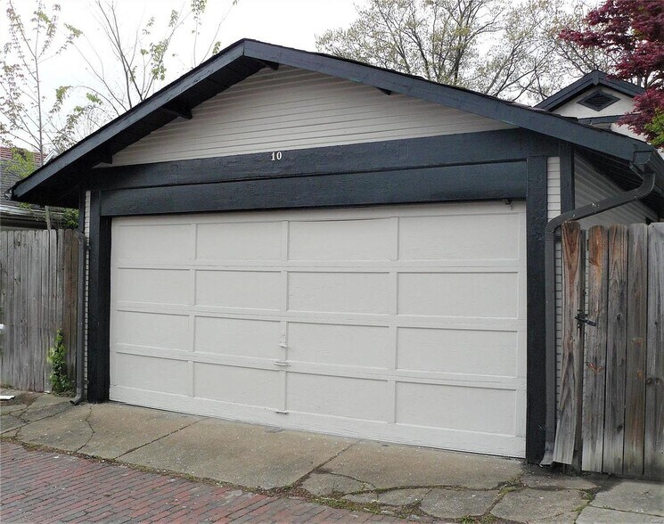 Building Photo - 10 Lawn Pl