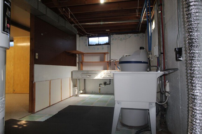 Building Photo - 3123 W Bismark Ave