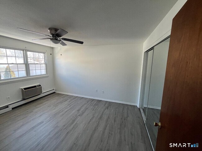 Building Photo - 633 Center St