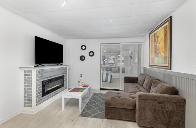 Building Photo - 852 Tarpon St SW