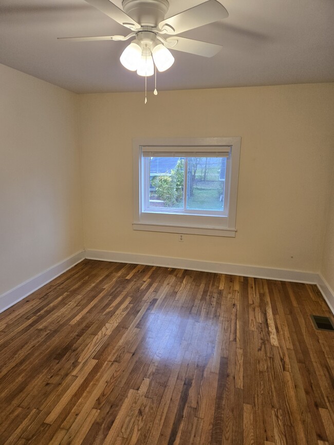 Bedroom w/ hardwood - 401 North St