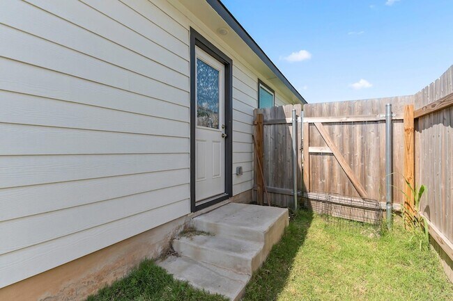 Building Photo - 617 Marty Allen Lp