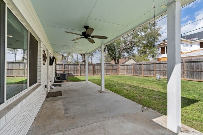 Building Photo - 1902 De Milo Dr