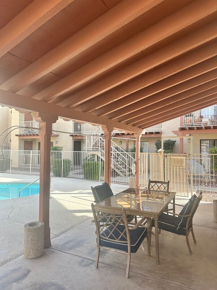 Building Photo - 3357 N Country Club Rd