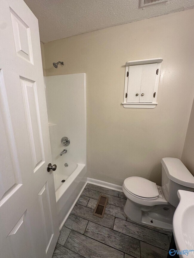 Building Photo - 120 Draper Dr