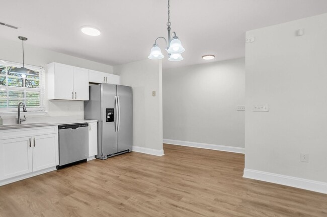 Building Photo - Beautiful 3/2 located in Central Mount Pleasant!