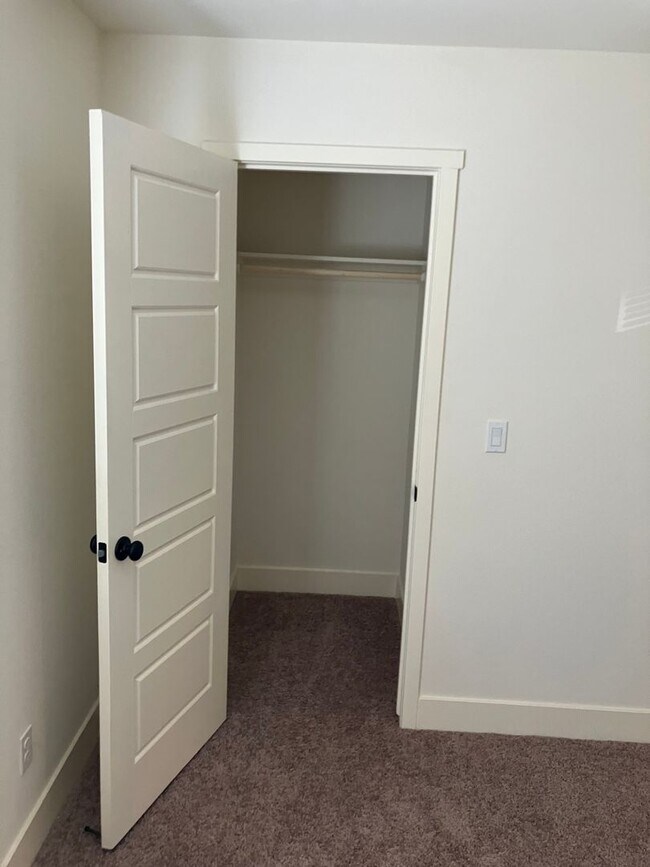 Building Photo - 5 bedroom 3 1/2 bath house in gated commun...