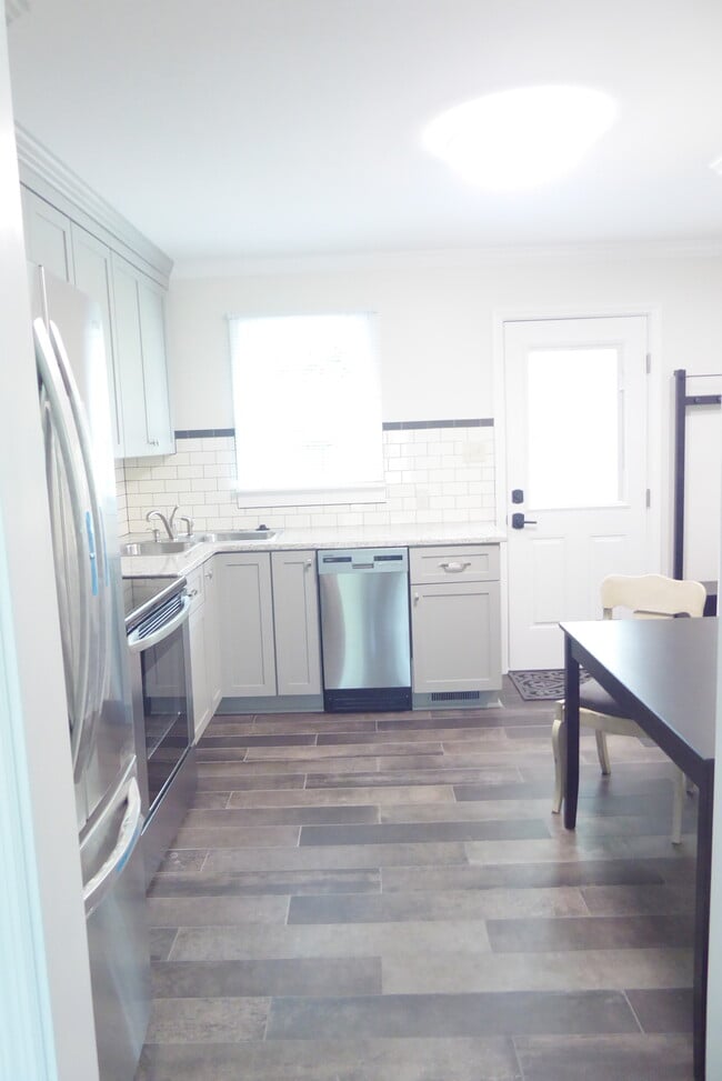 Building Photo - 211 N Bigby Dr