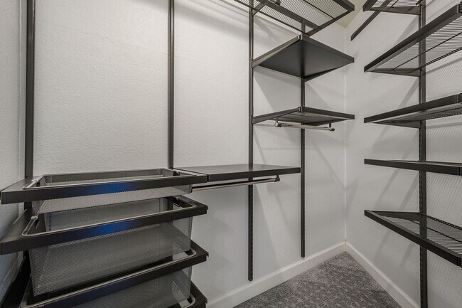Building Photo - EPIC REA:End-Unit & Top 2 Floor (Penthouse...