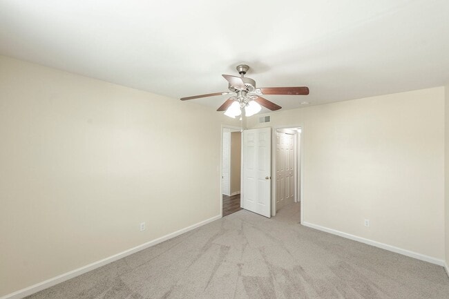 Building Photo - Charming Townhome