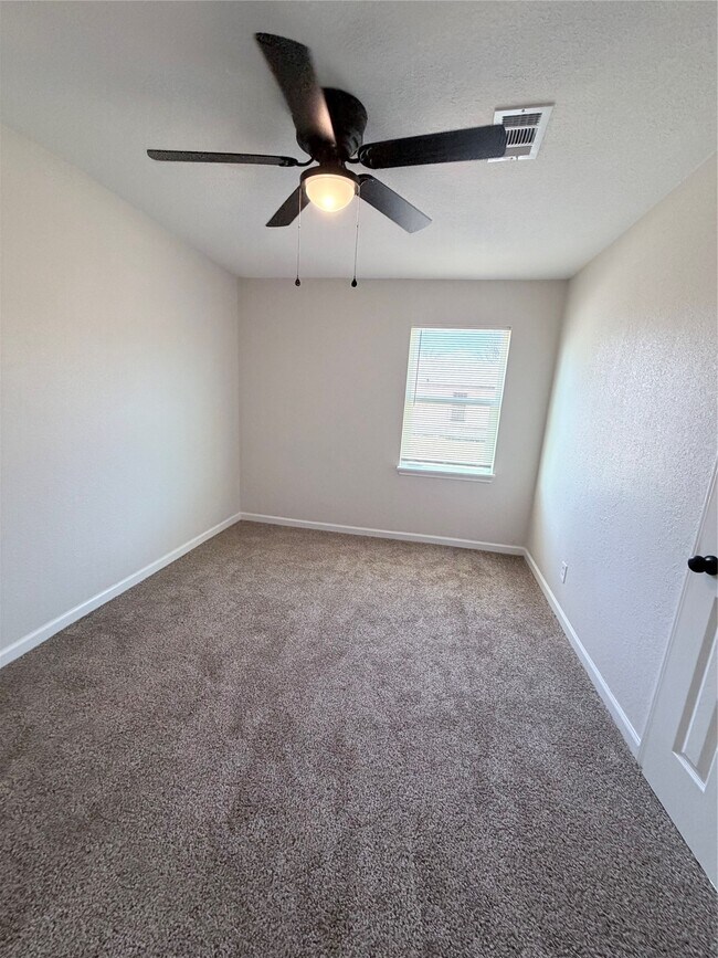 Building Photo - 2915 Creston Dr