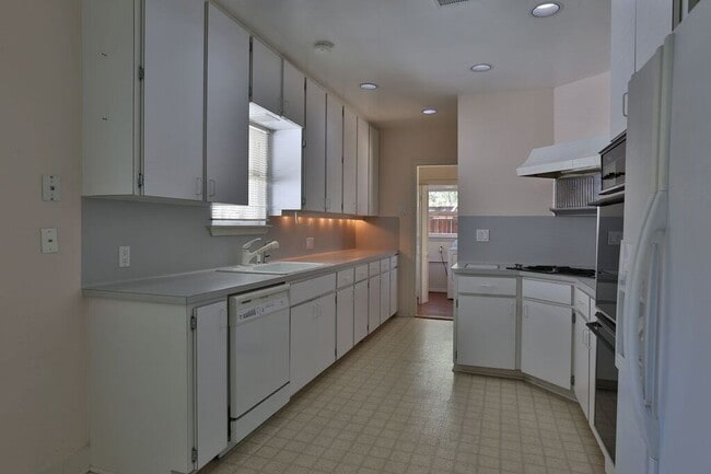 Building Photo - 3124 Jarrard St