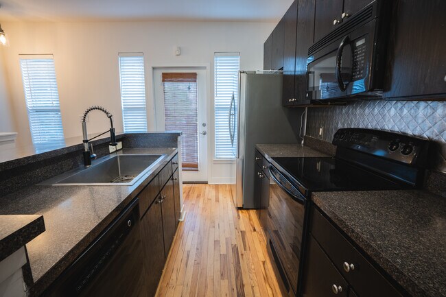 Building Photo - 1032 Skyline View Way