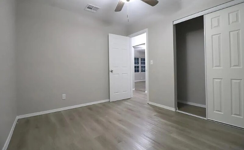 Building Photo - 5202 N Rockwell Ave