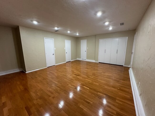 Building Photo - 2101 Deerfield Dr