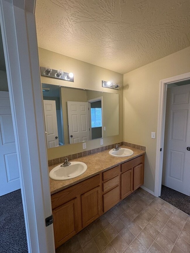 Building Photo - 3 Bedroom Duplex on Bailey Hill Rd