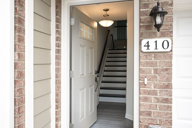 Building Photo - Beautiful 3 bedroom, 2.5 bath townhome nea...