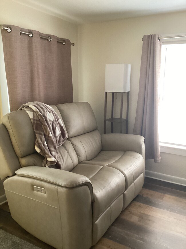 Building Photo - 2-1512 E Routt Ave