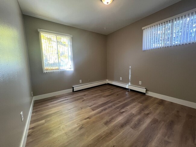 Building Photo - Renovated 2 Bedroom 1 Bathroom Unit!
