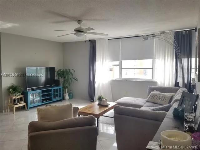 Building Photo - 1301 NE Miami Gardens Dr